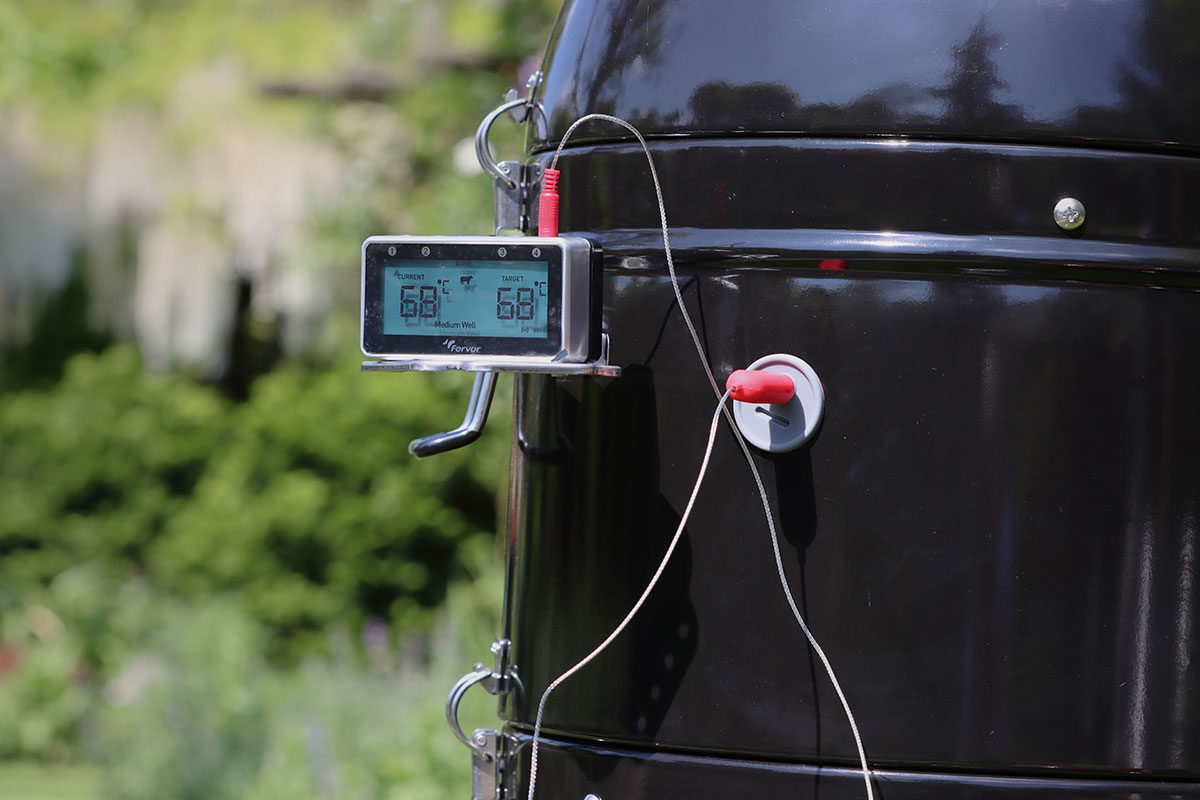 Närbild på Fornetto Trådlös grilltermometer som används inuti Razzo Smoker grill