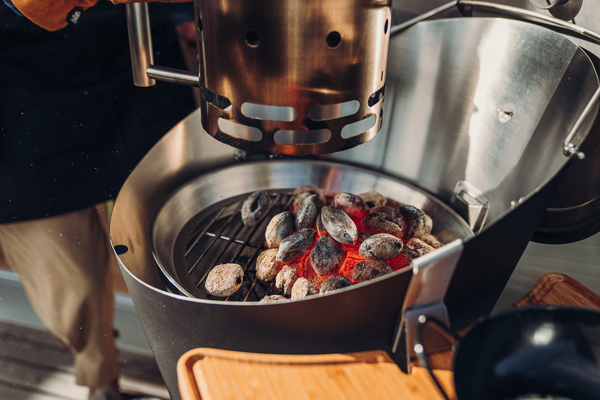 Höfats BBQ Fire Starter häller kol i Cone Kolgrill