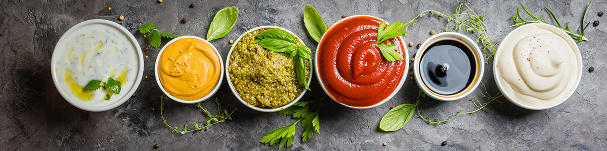 6 små skålar med såser - tzatziki, chilimayo, pesto, ketchup, svart, barbecuesås och aioli