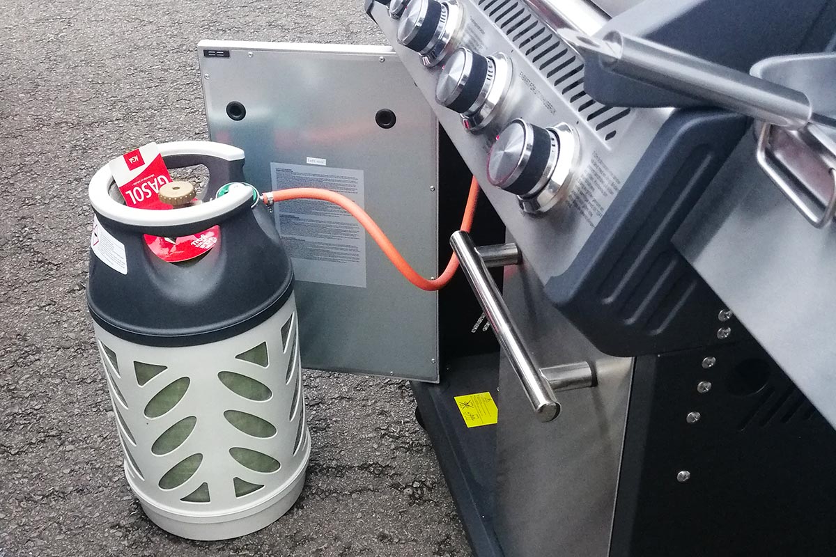 Gasoltub står inkopplad i Bluegaz X1 Premium Classic Gasolgrill
