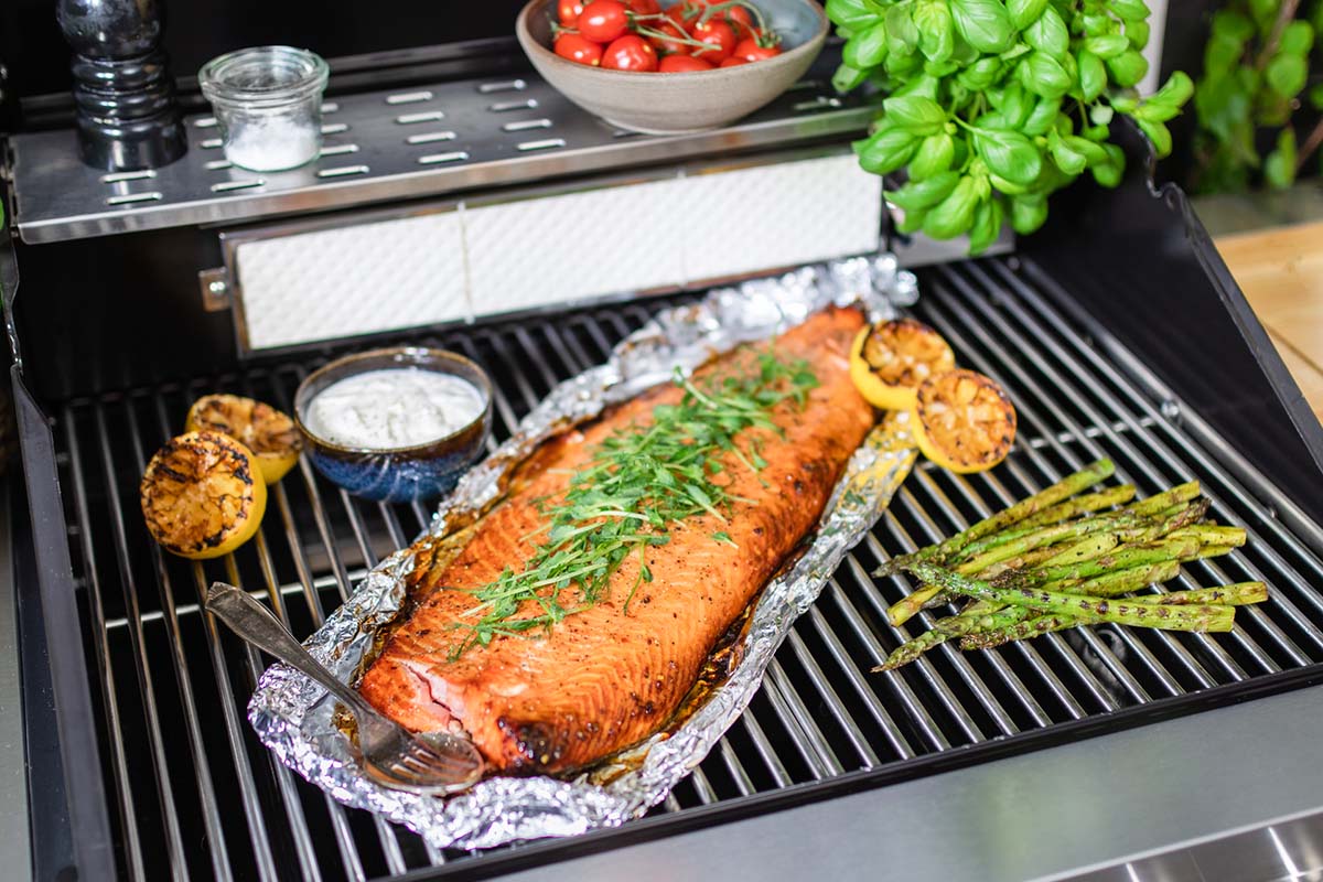 Laxsida med chiliglaze i folie grillas på Bluegaz Z2 Island gasolgrill tillsammans med sparris