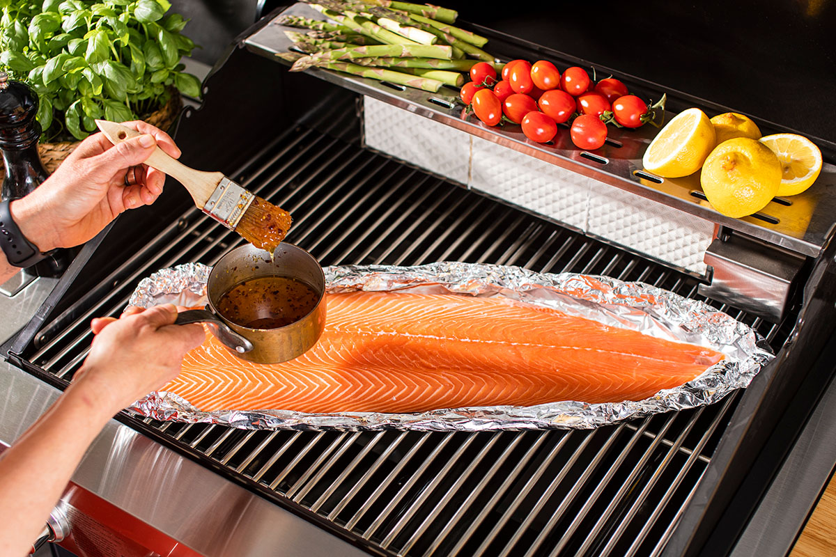 Penslar på chiliglaze på laxsida på Bluegaz Z2 Island gasolgrill